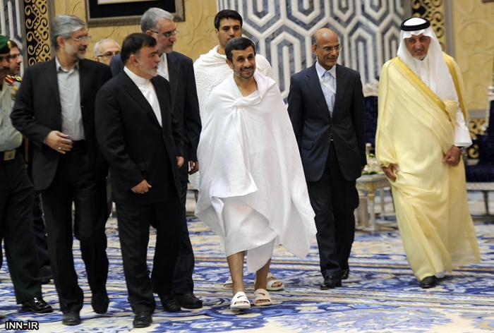 دکتر احمدی نژاد با لباس احرام  در عربستان/گزارش تصویری
