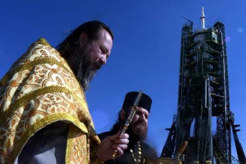 کشیش ارتودوکس کلیسای روسیه فضا پیمای سویوز TMA1-14M را در محل سکوی پرتاب در قزاقستان برکت می دهد(ساندی تایمز)