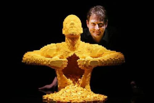 ناتان ساوایا و مجسمه «زرد» ساخته شده از 10000 قطعه لگو در نمایشگاه هنری لندن(استریت تایمز)