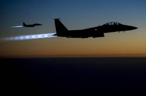 هواپیماهای F-15E نیروی هوایی آمریکا در بازگشت از حمله هوایی به سوریه در آسمان عراق (آژانس خبری اروپا)