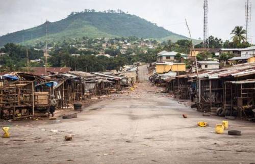 بازار محلی فریتاون سیرالئون برای مبارزه با شیوع بیشتر ویروس ابولا تعطیل شده است (آسوشیتد پرس)