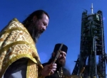 کشیش ارتودوکس کلیسای روسیه فضا پیمای سویوز TMA1-14M را در محل سکوی پرتاب در قزاقستان برکت می دهد(ساندی تایمز)