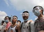معترضین به محدوددیت های سیستم رای گیری در هونگ کنگ با ماسک ها و عینک های محافظ دست ساز (گاردین)