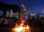 معترضین به بازخرید کارمندان پرچم ایالات متحده را در مقابل سفارت ایالات متحده در بوئنس آیرس می سوزانند (رویترز)
