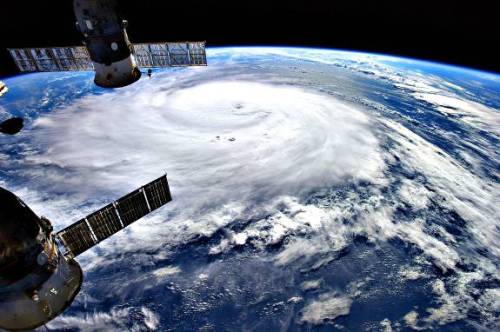 تصویر ماهواره ای طوفان «گونزالو» که روز جمعه به جزایر برمودا رسید (آژانس خبری اروپا)