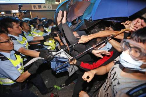 درگیری اعتصاب کنندگان هونگ کونگی و پلیس ضد شورش در منطقه مونگ کک (آسوشیتد پرس)