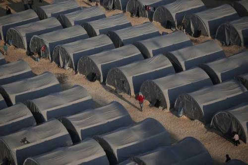 پناهندگان کرد سوری که از کوبانی گریخته اند در کمپ های مرز ترکیه و سوریه اسکان داده شده اند (آسوشیتد پرس)