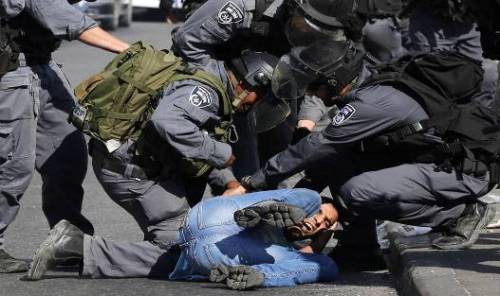 درگیری پلیس اسرائیل ویکی از تظاهر کنندگان فلسطینی در شهر قدیم اورشلیم (رویترز)