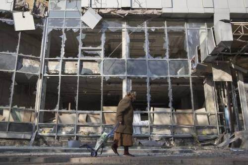بسیاری از ساختمان های تجاری و مسکونی دونتسک به دنبال بمباران های اخیر آسیب جدی دیده اند (رویترز)