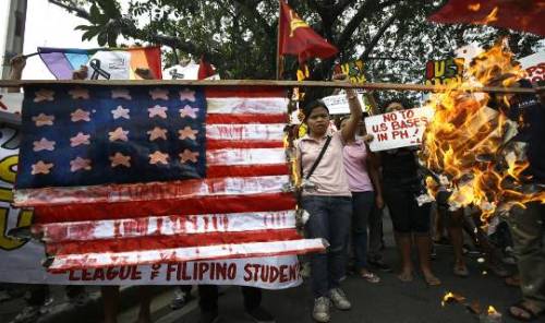 دانشجویان فیلیپینی با تجمع در مقابل سفارت آمریکا در مانیل خواهان تسلیم اسکات پمبرتون -عضو نیروی دریایی ایالات متحده و مظنون به قتل در شمال ف