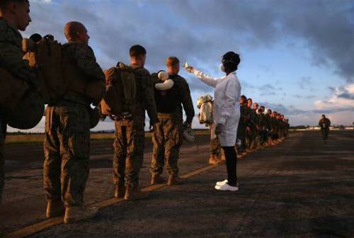 90 سرباز آمریکایی به منظور همکاری با نیروهای مستقر در لیبریا برای مبارزه با شیوع ابولا به مونرویا وارد شدند(رویترز)