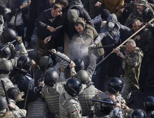 درگیری ملی گرایان اوکراین و نیروهای پلیس مقابل ساختمان مجلس این کشور در کیف (رویترز)