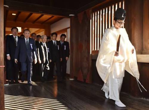 بازدید نمایندگان مجلس ژاپن از معبدی در توکیو که چین و کره آن را نماد گذشته نظامی این کشور می دانند (آژانس خبری اروپا)