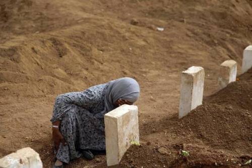 مادر یک رزمنده کرد از کشته شدگان اخیر درگیری های کوبانی به عزای فرزند نشسته است (آسوشیتد پرس)