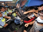 درگیری اعتصاب کنندگان هونگ کونگی و پلیس ضد شورش در منطقه مونگ کک (آسوشیتد پرس)