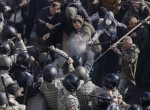درگیری ملی گرایان اوکراین و نیروهای پلیس مقابل ساختمان مجلس این کشور در کیف (رویترز)