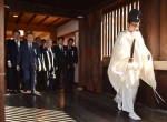 بازدید نمایندگان مجلس ژاپن از معبدی در توکیو که چین و کره آن را نماد گذشته نظامی این کشور می دانند (آژانس خبری اروپا)