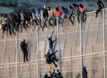 تلاش مهاجرین آفریقایی برای عبور از سیم های خاردار مرز مراکش و اسپانیا و درگیری با پلیس مرزی (رویترز)