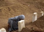 مادر یک رزمنده کرد از کشته شدگان اخیر درگیری های کوبانی به عزای فرزند نشسته است (آسوشیتد پرس)