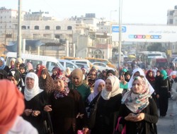 حرکت هزاران فلسطینی به سوی شهر قدس برای اقامه نماز جمعه