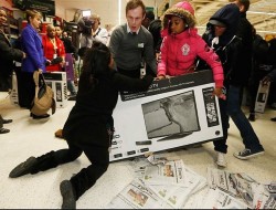 هجوم جنون‌آمیز مردم به فروشگاه‌های آمریکا در جمعه سیاه