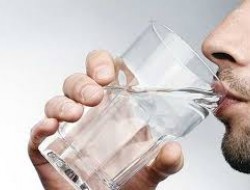 هشدار امام رضا(ع) درباره نوشیدن آب وسط غذا