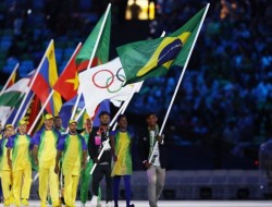 برگزاری مراسم اختتامیه المپیک ۲۰۱۶/ پخش تصویر کیمیای ایران/ پرچم المپیک تحویل ژاپنی‌ها و مشعل خاموش شد
