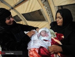 کمبود کانکس در مناطق زلزله زده کرمانشاه/یخ زدن نوزاد تازه متولد شده در چادر