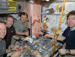 ناهار با فضانوردان ایستگاه فضایی بین‌المللی