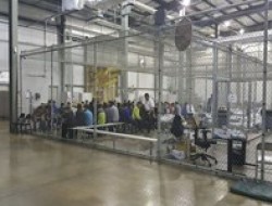 تحفه جدید آمریکایی‌ها برای حقوق بشر: نگهداری مهاجران در قفس