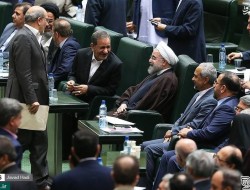 فاتحه "دیپلماسی لبخند" خوانده شده است/ روحانی هم به صف منتظران "بهارستان" پیوست