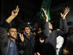 جشن پیروزی فلسطینی‌ها در غزه و اعتراض شهرک‌نشین‌ها به ناتوانی دولت در دفع حملات مقاومت