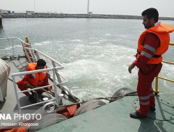 نجات سرنشینان یک قایق در آب‌های کیش توسط شناور ناجی