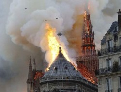 کلیسای تاریخی نوتردام در آتش سوخت