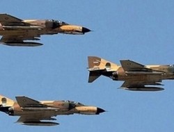 اجرای نمایش هوایی توسط جنگنده ایرانی «کوثر» در آسمان تهران