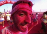 یکی از شرکت کنندگان در مسابقه «Color Run» دوبی حسابی رنگی شده است. در این مسابقه شرکت کنندگان به سمت یکدیگر پودرهای رنگی پرتاب می کنند. (Getty)